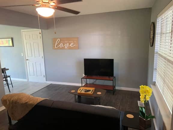 Tulsa whole home near Hard Rock Casino and I-44 with huge fenced yard. Pets allowed and no checkout chores.