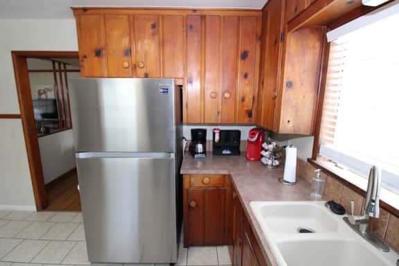 Tulsa home conveniently by Brookside and Riverside with large fenced yard.  Shopping, dining, and river trails.  Pets allowed