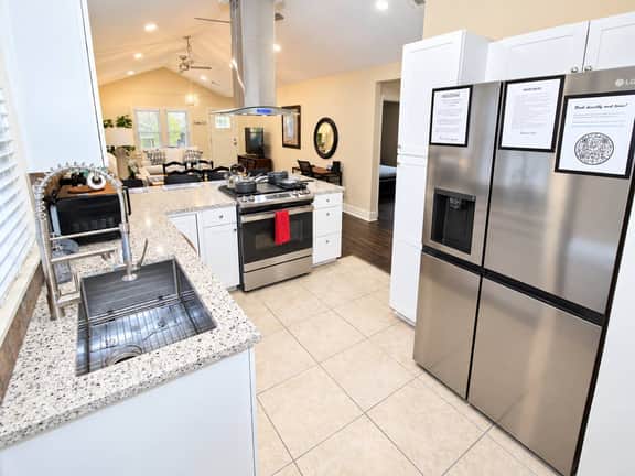 Stylish 3BR | Near Downtown in Owen Park | Fenced - Image 4