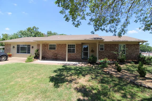 Jenks cozy home | Fenced yard | Dogs OK